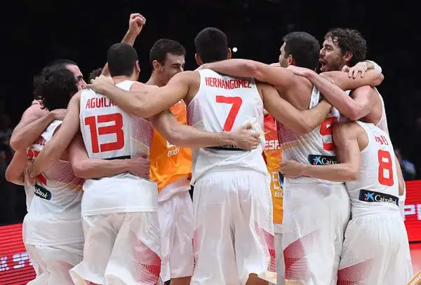 Con Gasol, Llull e una difesa micidiale vittoria netta per la squdra di Sergio Scariolo che al ritorno in panchina ha suggellato un fantastico tris.