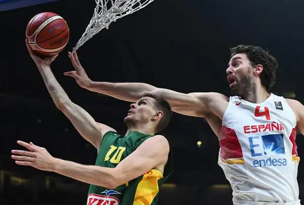 Con Gasol, Llull e una difesa micidiale vittoria netta per la squdra di Sergio Scariolo che al ritorno in panchina ha suggellato un fantastico tris.