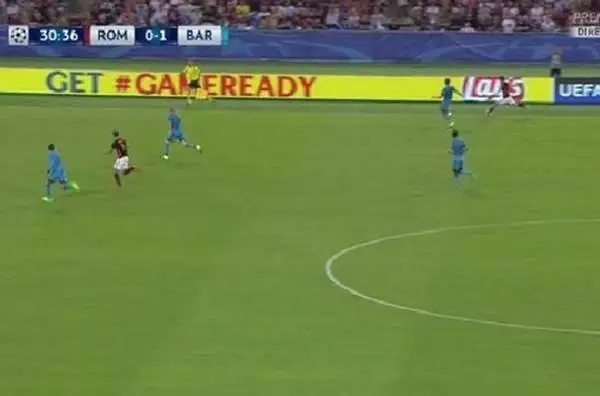 Al 31' della partita dell'Olimpico, sul risultato di 1-0 per i blaugrana (Suarez), il jolly della Roma vede Ter Stegen fuori dai pali e si inventa un pallonetto incredibile da poco oltre centrocampo.