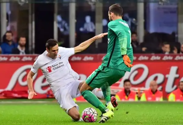 La Fiorentina demolisce l'Inter. I viola passeggiano al 'Meazza' e raggiungono in vetta i nerazzurri.