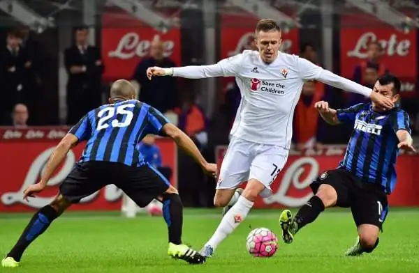La Fiorentina demolisce l'Inter. I viola passeggiano al 'Meazza' e raggiungono in vetta i nerazzurri.