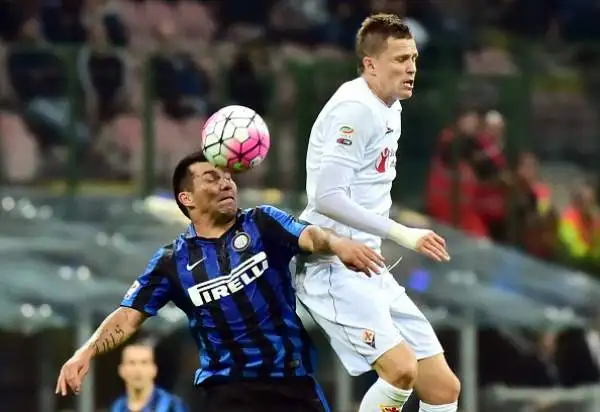 La Fiorentina demolisce l'Inter. I viola passeggiano al 'Meazza' e raggiungono in vetta i nerazzurri.