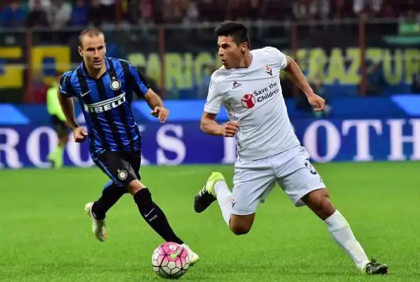 La Fiorentina demolisce l'Inter. I viola passeggiano al 'Meazza' e raggiungono in vetta i nerazzurri.