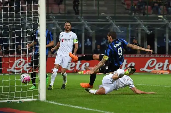 La Fiorentina demolisce l'Inter. I viola passeggiano al 'Meazza' e raggiungono in vetta i nerazzurri.