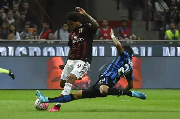 Guarin uomo derby, Inter al comando. I nerazzurri battono il Milan per 1-0 con una rete del colombiano. Palo di Balotelli.