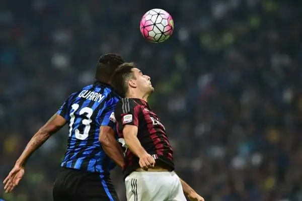 Guarin uomo derby, Inter al comando. I nerazzurri battono il Milan per 1-0 con una rete del colombiano. Palo di Balotelli.