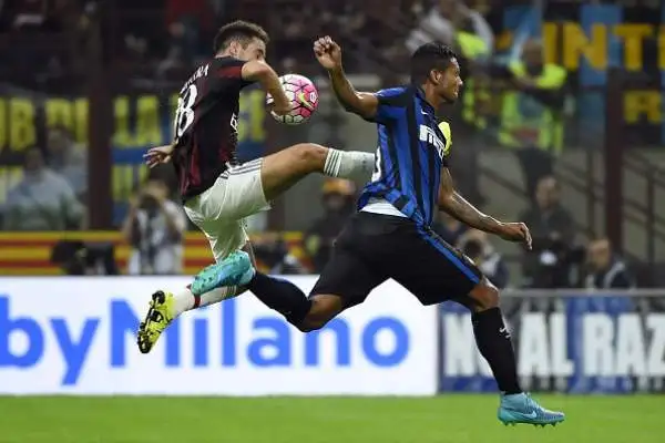 Guarin uomo derby, Inter al comando. I nerazzurri battono il Milan per 1-0 con una rete del colombiano. Palo di Balotelli.