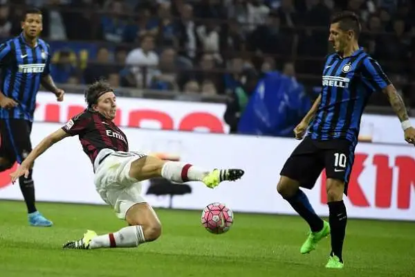 Guarin uomo derby, Inter al comando. I nerazzurri battono il Milan per 1-0 con una rete del colombiano. Palo di Balotelli.