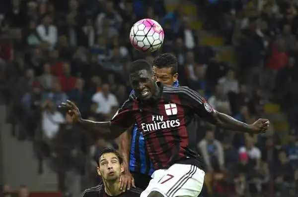 Guarin uomo derby, Inter al comando. I nerazzurri battono il Milan per 1-0 con una rete del colombiano. Palo di Balotelli.