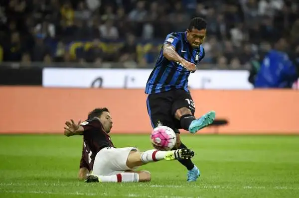 Guarin uomo derby, Inter al comando. I nerazzurri battono il Milan per 1-0 con una rete del colombiano. Palo di Balotelli.