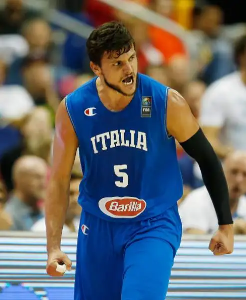 Gentile salva l'Italia, che fatica con l'Islanda. Datome si infortuna nel secondo quarto e deve abbandonare la partita.