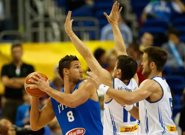 Gentile salva l'Italia, che fatica con l'Islanda. Datome si infortuna nel secondo quarto e deve abbandonare la partita.