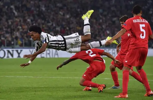 Cuadrado 6,5. Si accende e si spegne come una lampadina, ma mette sempre in apprensione la difesa spagnola.