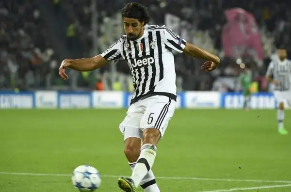 Khedira 6,5. Incoraggiante rientro del centrocampista tedesco, sicuro e deciso a centrocampo. Tanti palloni recuperati, il pubblico dello Stadium lo ha già adottato.