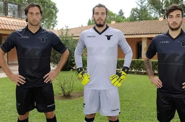 La terza maglia della Lazio per l'Europa League: divisa completamente nera.
