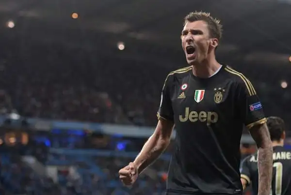 Mandzukic 7. Quasi invisibile per un'ora, da bomber di razza si fa trovare pronto per la deviazone volante che vale il pesantissimo e provvisorio pareggio.
