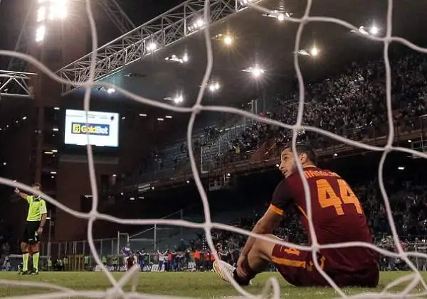 Sampdoria-Roma 2-1. Manolas 4. La sua maldestra autorete costa la sconfitta ai giallorossi.