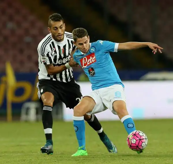 La Juve sprofonda a Napoli. Insigne (che poi si infortuna) e Higuain firmano il 2-1. Inutile la rete di Lemina.