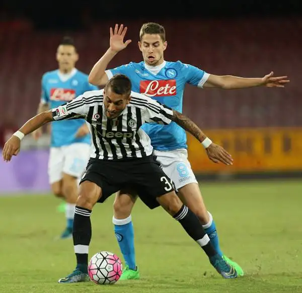 La Juve sprofonda a Napoli. Insigne (che poi si infortuna) e Higuain firmano il 2-1. Inutile la rete di Lemina.