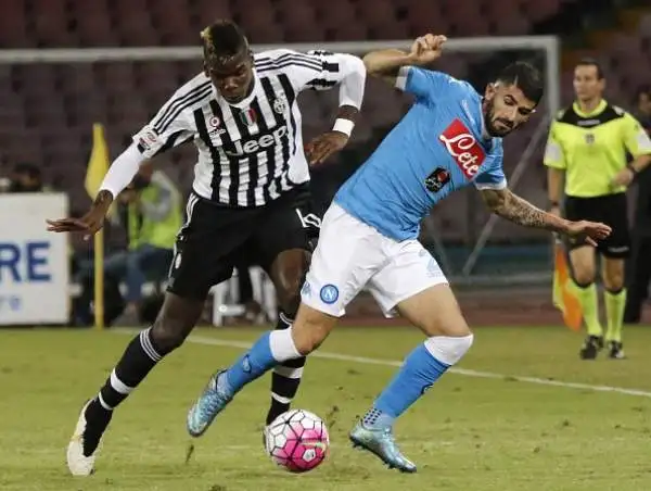 La Juve sprofonda a Napoli. Insigne (che poi si infortuna) e Higuain firmano il 2-1. Inutile la rete di Lemina.