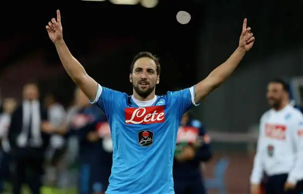 La Juve sprofonda a Napoli. Insigne (che poi si infortuna) e Higuain firmano il 2-1. Inutile la rete di Lemina.