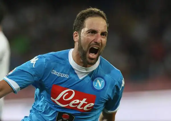 La Juve sprofonda a Napoli. Insigne (che poi si infortuna) e Higuain firmano il 2-1. Inutile la rete di Lemina.