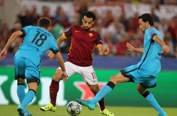Salah 6,5. Le sue puntate offensive permettono alla Roma di respirare, Mathieu va spesso in affanno. Prezioso anche in copertura.