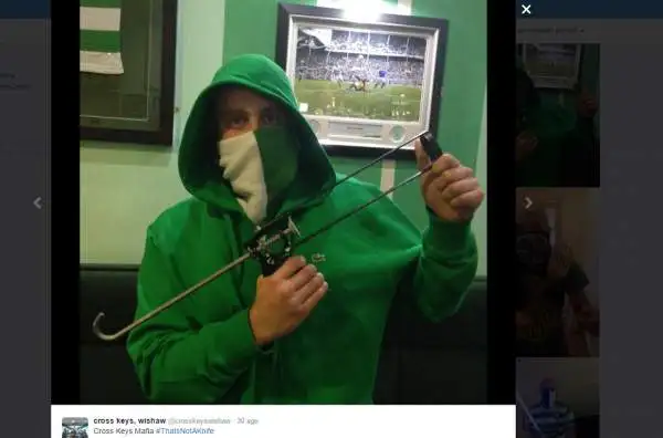 Nell’attesa che la polizia turca faccia il suo dovere coi due tifosi (?) del Fenerbahce che hanno minacciato quelli del Celtic brandendo un coltello, ecco l’ironica risposta dei biancoverdi.