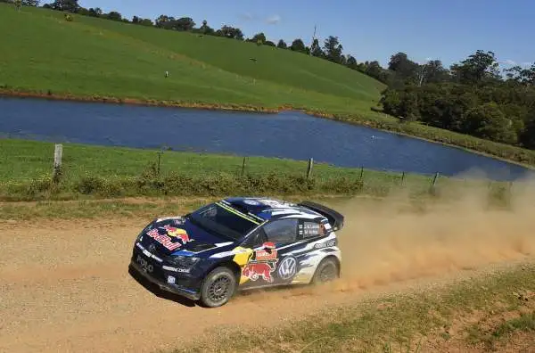 Ogier e la Volkswagen Campioni del Mondo WRC. Il pilota francese trionfa anche in Australia e conquista il terzo titolo consecutivo.