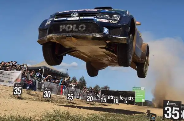 Ogier e la Volkswagen Campioni del Mondo WRC. Il pilota francese trionfa anche in Australia e conquista il terzo titolo consecutivo.