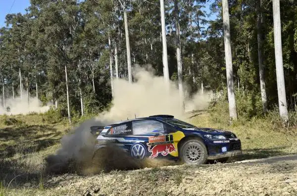 Ogier e la Volkswagen Campioni del Mondo WRC. Il pilota francese trionfa anche in Australia e conquista il terzo titolo consecutivo.