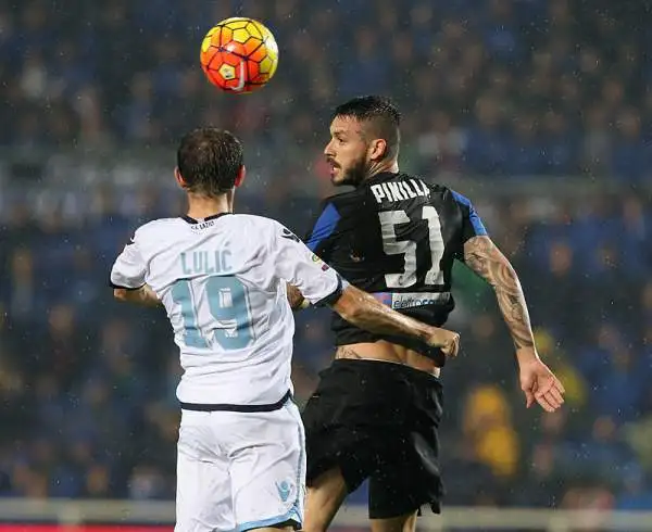 La Lazio è stata sconfitta a Bergamo dall'Atalanta che ha ribaltato l'1-0 di Biglia sfruttando una sfortunata autorete di Basta e un gol a tempo quasi scaduto di Gomez.