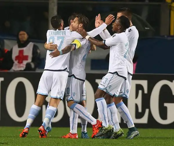 La Lazio è stata sconfitta a Bergamo dall'Atalanta che ha ribaltato l'1-0 di Biglia sfruttando una sfortunata autorete di Basta e un gol a tempo quasi scaduto di Gomez.