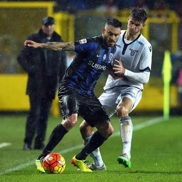 La Lazio è stata sconfitta a Bergamo dall'Atalanta che ha ribaltato l'1-0 di Biglia sfruttando una sfortunata autorete di Basta e un gol a tempo quasi scaduto di Gomez.