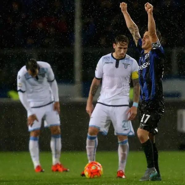 La Lazio è stata sconfitta a Bergamo dall'Atalanta che ha ribaltato l'1-0 di Biglia sfruttando una sfortunata autorete di Basta e un gol a tempo quasi scaduto di Gomez.