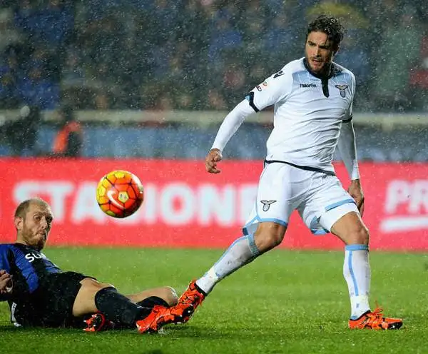 La Lazio è stata sconfitta a Bergamo dall'Atalanta che ha ribaltato l'1-0 di Biglia sfruttando una sfortunata autorete di Basta e un gol a tempo quasi scaduto di Gomez.