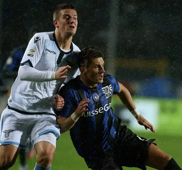 La Lazio è stata sconfitta a Bergamo dall'Atalanta che ha ribaltato l'1-0 di Biglia sfruttando una sfortunata autorete di Basta e un gol a tempo quasi scaduto di Gomez.