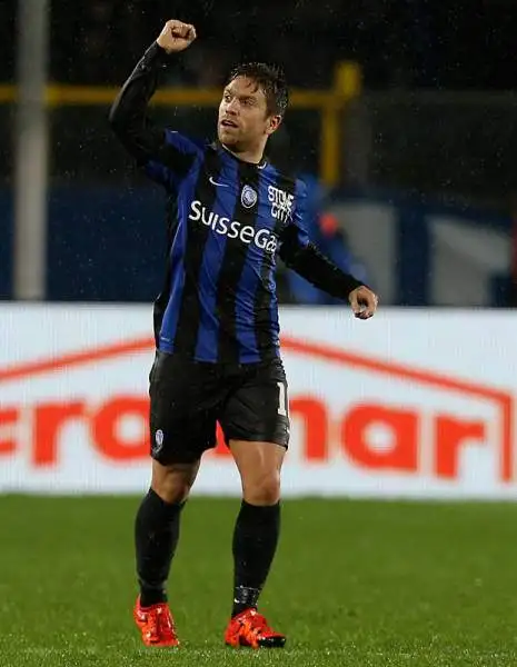 La Lazio è stata sconfitta a Bergamo dall'Atalanta che ha ribaltato l'1-0 di Biglia sfruttando una sfortunata autorete di Basta e un gol a tempo quasi scaduto di Gomez.