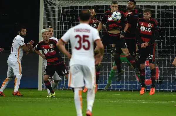 Bayer Leverkusen-Roma 4-4. Torosidis 5. Non è esattamente una diga sulla destra. Il fallo di mano sul rigore è involontario, ma allargare il braccio è un'ingenuità.