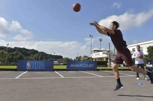 Le stelle dell’AS Roma Daniele De Rossi, Alessandro Florenzi, Radja Nainggolan e Kostas Manolas sono stati gli ultimi grandi sportivi in ordine di tempo a prendere parte alla NBA #HalfCourt Challenge.
