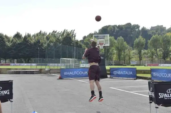 Le stelle dell’AS Roma Daniele De Rossi, Alessandro Florenzi, Radja Nainggolan e Kostas Manolas sono stati gli ultimi grandi sportivi in ordine di tempo a prendere parte alla NBA #HalfCourt Challenge.