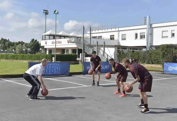 Le stelle dell’AS Roma Daniele De Rossi, Alessandro Florenzi, Radja Nainggolan e Kostas Manolas sono stati gli ultimi grandi sportivi in ordine di tempo a prendere parte alla NBA #HalfCourt Challenge.