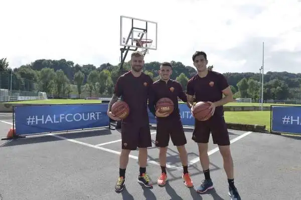 Le stelle dell’AS Roma Daniele De Rossi, Alessandro Florenzi, Radja Nainggolan e Kostas Manolas sono stati gli ultimi grandi sportivi in ordine di tempo a prendere parte alla NBA #HalfCourt Challenge.