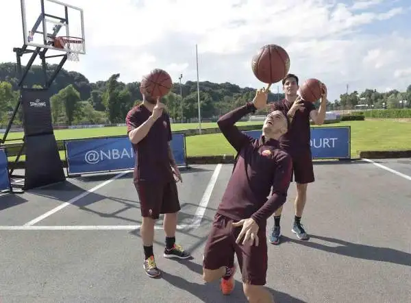Le stelle dell’AS Roma Daniele De Rossi, Alessandro Florenzi, Radja Nainggolan e Kostas Manolas sono stati gli ultimi grandi sportivi in ordine di tempo a prendere parte alla NBA #HalfCourt Challenge.