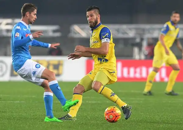 Quarta vittoria consecutiva per il Napoli di Sarri che piga il Chievo nel secondo tempo ed espugna il Bentegodi con un gol del suo bomber Higuain.