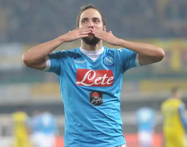 Quarta vittoria consecutiva per il Napoli di Sarri che piga il Chievo nel secondo tempo ed espugna il Bentegodi con un gol del suo bomber Higuain.