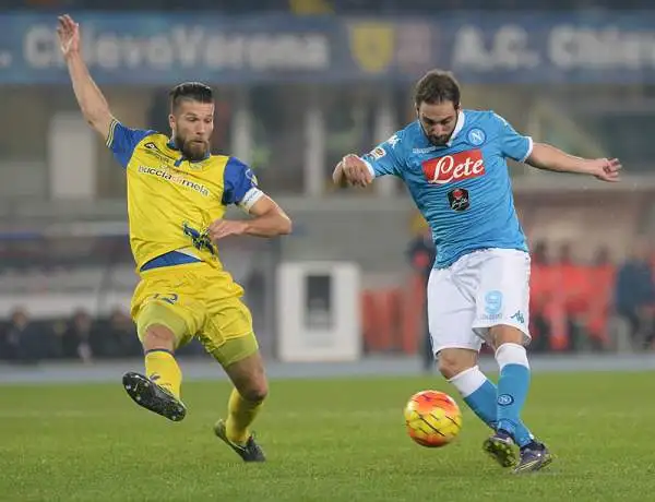 Quarta vittoria consecutiva per il Napoli di Sarri che piga il Chievo nel secondo tempo ed espugna il Bentegodi con un gol del suo bomber Higuain.