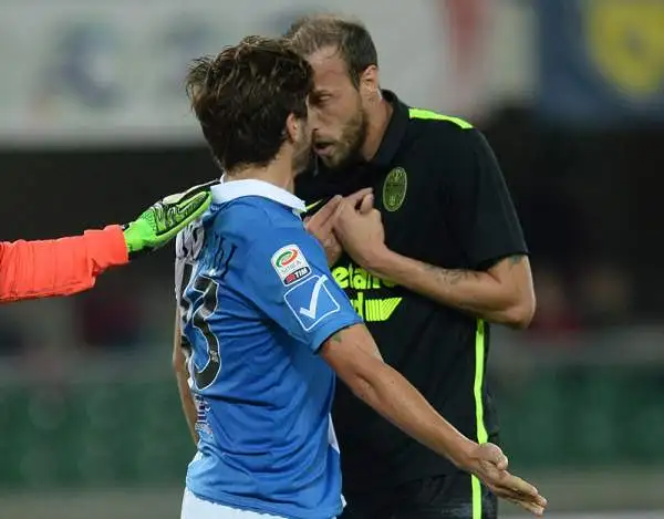 Il derby di Verona finisce in parità con reti nel secondo tempo: l’Hellas avanti grazie ad una rete di Pisano (in fuorigioco), risponde Castro. Partita intensa nella ripresa, soporifera nel 1° tempo.