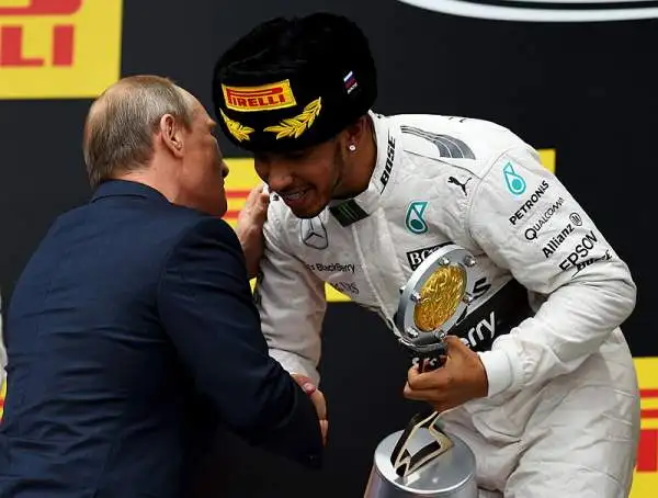 Hamilton trionfa anche sul Sochi International Street Circuit nel Gran Premio di Russia ed incrementa il proprio vantaggio sui diretti inseguitori in classifica.