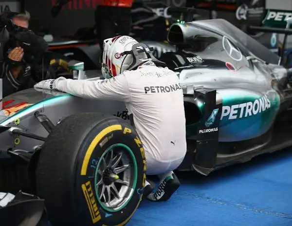 Hamilton trionfa anche sul Sochi International Street Circuit nel Gran Premio di Russia ed incrementa il proprio vantaggio sui diretti inseguitori in classifica.